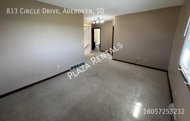 Building Photo - 833 S Merton St