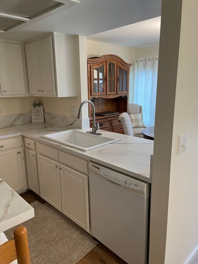 Foto del edificio - Fully Furnished 2/1.5 Duplex in West Sacramento