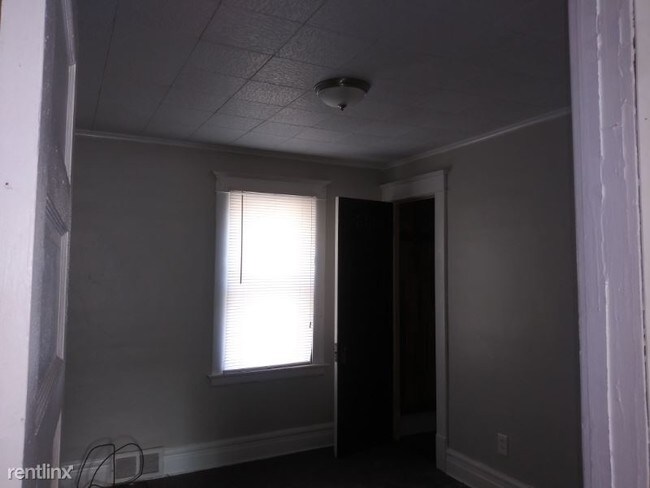 Building Photo - 3 br, 1 bath House - 55 Bickford Ave