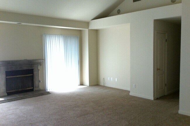 Building Photo - Beautiful Woodward Lake home on a large corner lot.