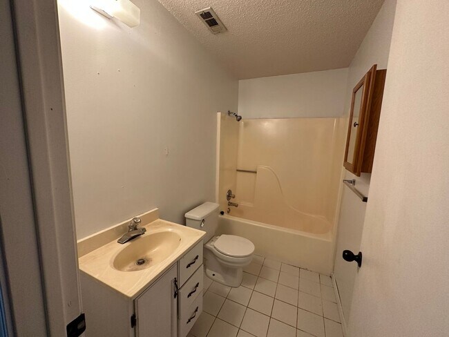 Foto del edificio - Come take a look at this 2-bedroom 2-bathroom home.