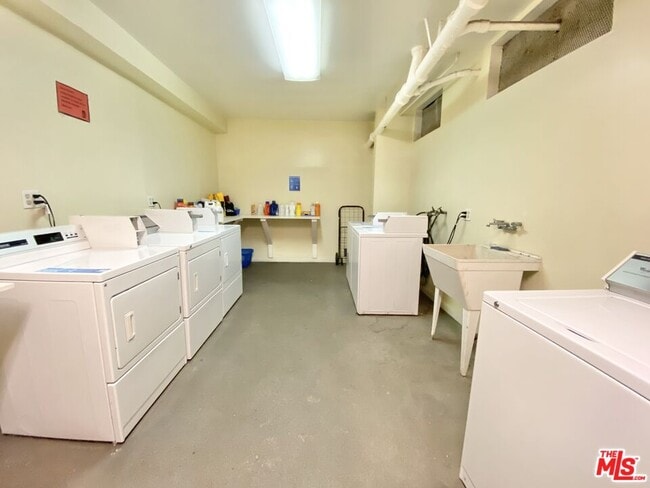Foto del edificio - 608 S Dunsmuir Ave