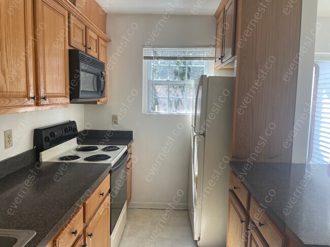 Foto del edificio - 2 Bed/1.5 Bath Townhome with Spacious Living