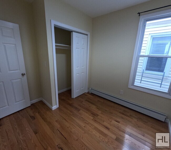 Building Photo - PRIVATE HOUSE RENTAL EDSON AVENUE