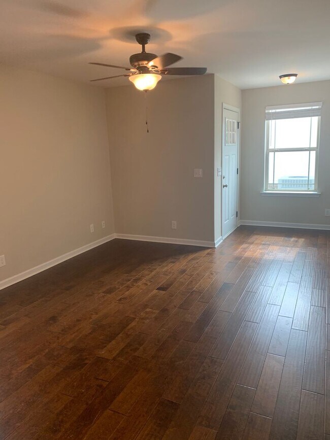 Building Photo - 3 Bedroom, 2 Bath Home Located in Manchest...