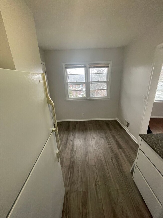 Foto del edificio - 3 Bedroom Duplex With Attached Garage!!