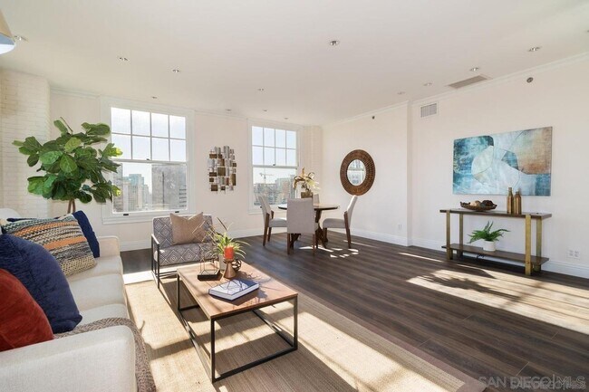 Building Photo - 702 Ash St