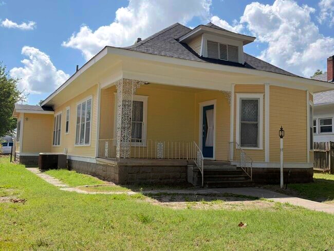 Front of Hiuse - 538 N Aydelotte Ave