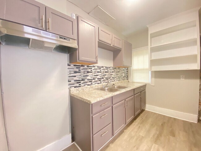 Foto del edificio - 2409-2411 N Main St.