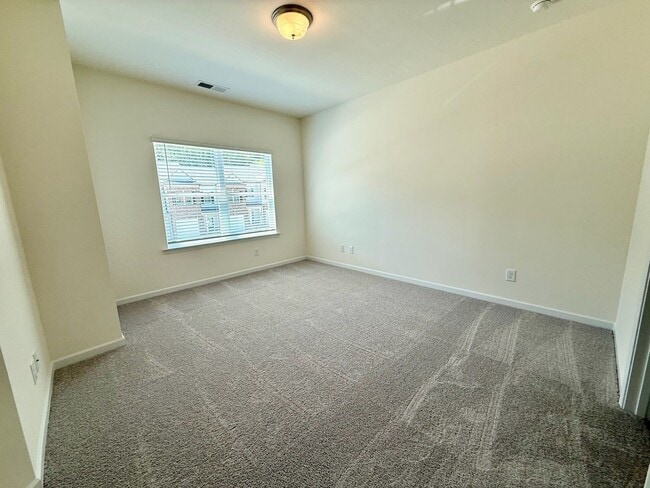 Foto del edificio - New no-fuss townhome close to everything