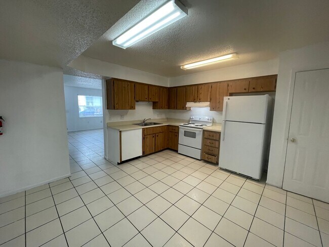 Building Photo - Spacious 2 Bed, 1.5 Bath Unit with Patio i...