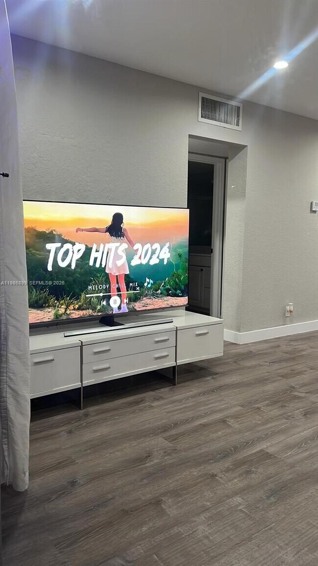 Foto del edificio - 1432 S Lakeside Dr