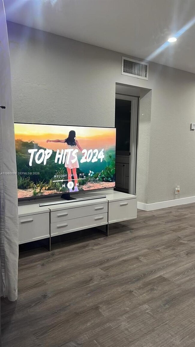 Building Photo - 1432 S Lakeside Dr