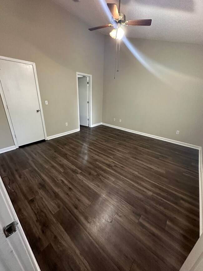 Building Photo - 4 Bed/2 Bath Home in neighborhood off of T...