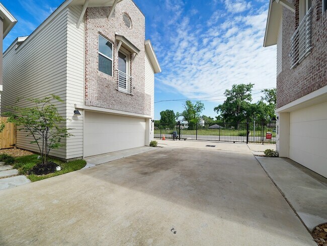 Building Photo - 881 Rachel St