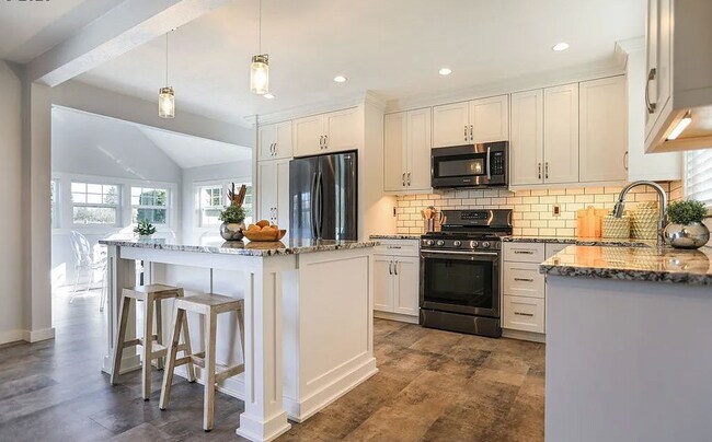 Building Photo - Classic Style 4 bed 2.5 bath in Establishe...