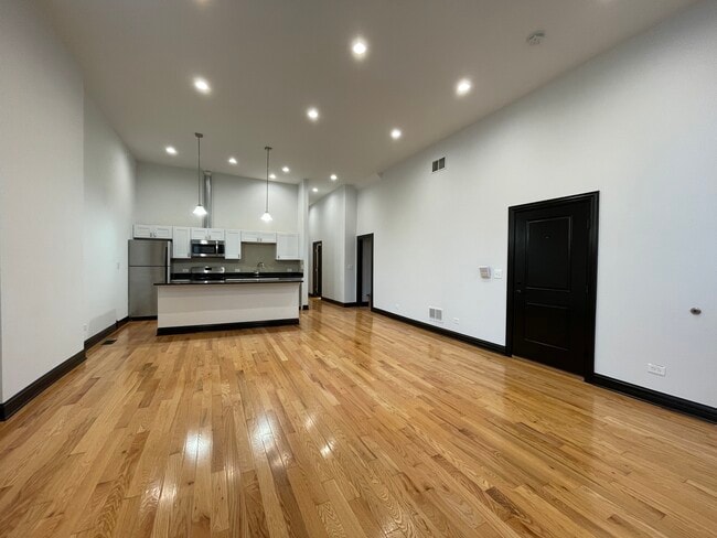 Building Photo - 1000 N Mozart St