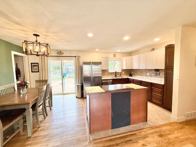 Building Photo - Renovated home on Yosemite for rent!