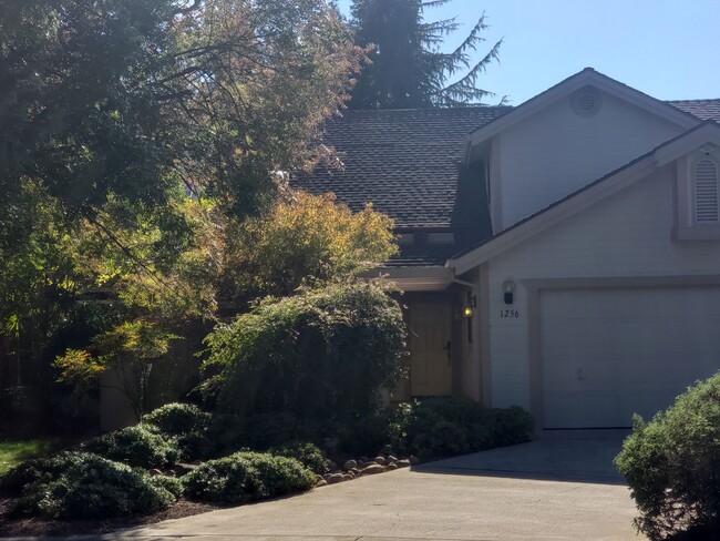 Building Photo - Two-Story Beauty Close to Town