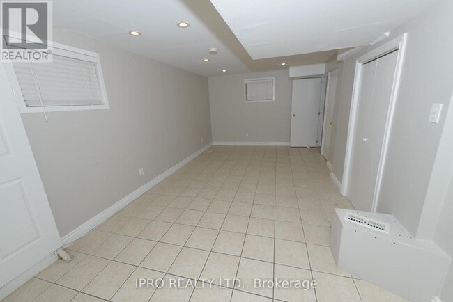 Building Photo - 3765-3765 Keenan Crescent