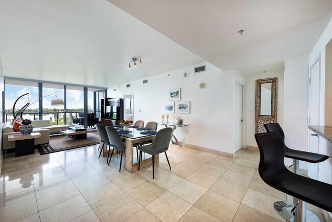 Foto del edificio - 601 NE 36th St