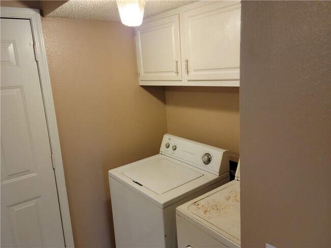 Building Photo - 592 N Betty Jo Dr