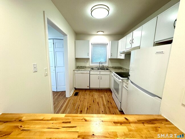 Building Photo - 20 Oak Ridge Dr