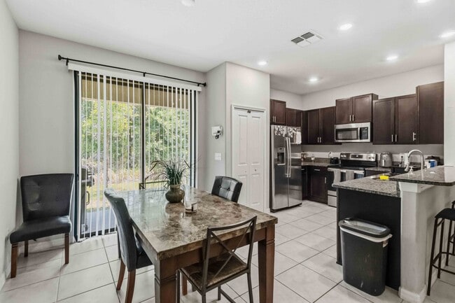 Building Photo - 9622 Pembrooke Pines Dr