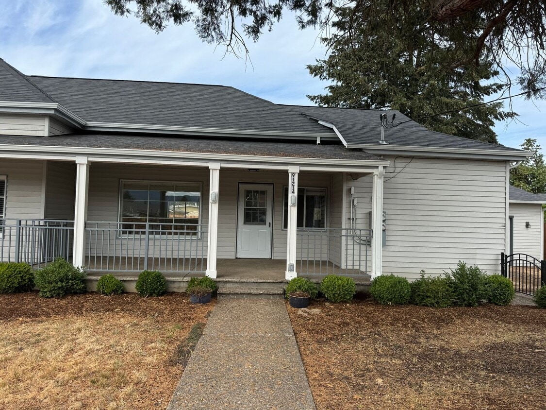 Primary Photo - Updated 3 bedroom 2 bathroom duplex in his...