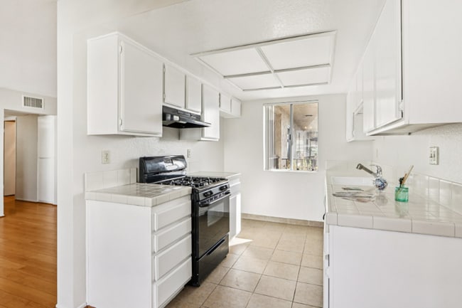 Building Photo - 700 E Cedar Ave