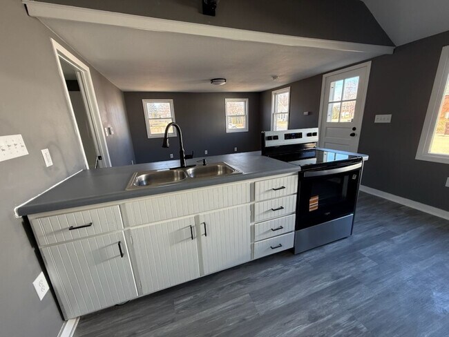 Building Photo - Updated 1-Bedroom Home with Garage!