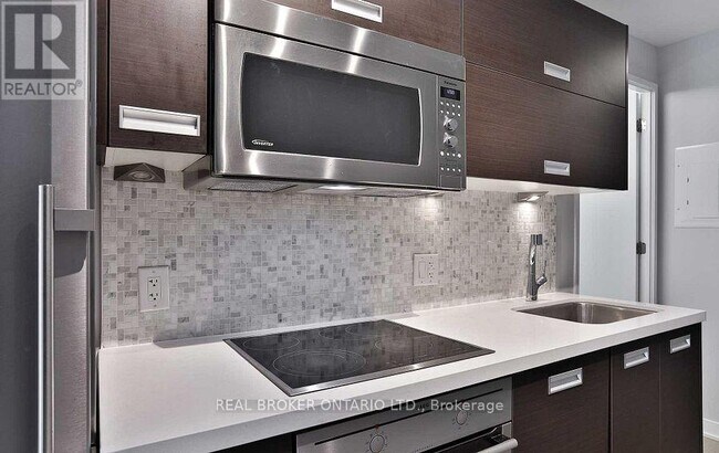 Building Photo - 90 Park Lawn Rd