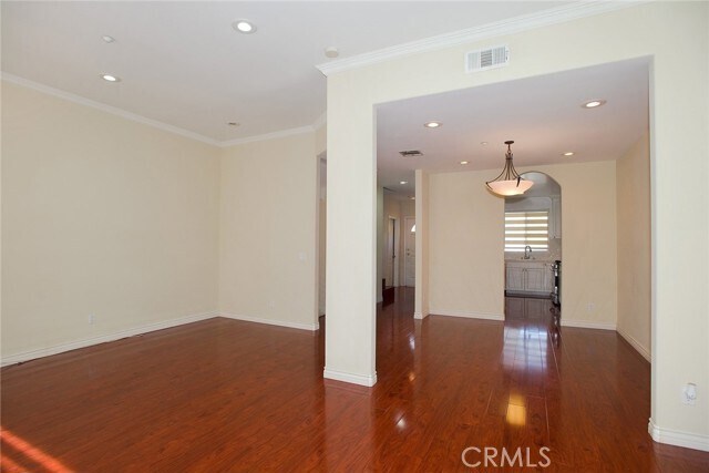 Foto del edificio - 2345 Montrose Ave