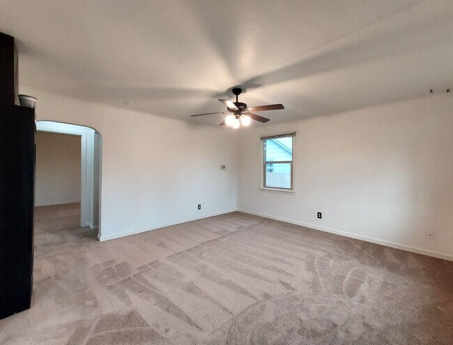 Building Photo - 1 Bedroom Bungalow in Tacoma with HUGE Fen...