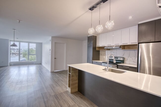 Building Photo - 9675 Av. Papineau