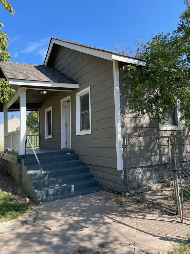 Building Photo - Darling Home Close to Saint Marks Church & WSU