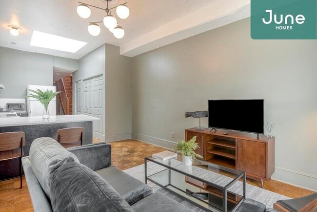 Foto del edificio - ROOM ONLY in 4-bed/2.0-bath Home