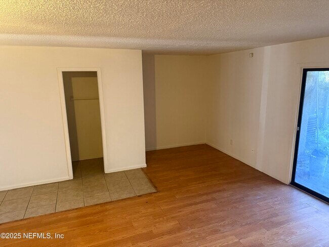 Foto del edificio - 1210 Whitlock Ave