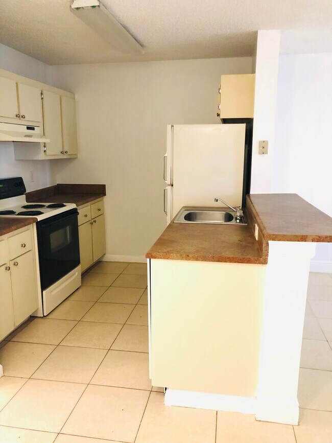Building Photo - 1409 Meadows Cir W