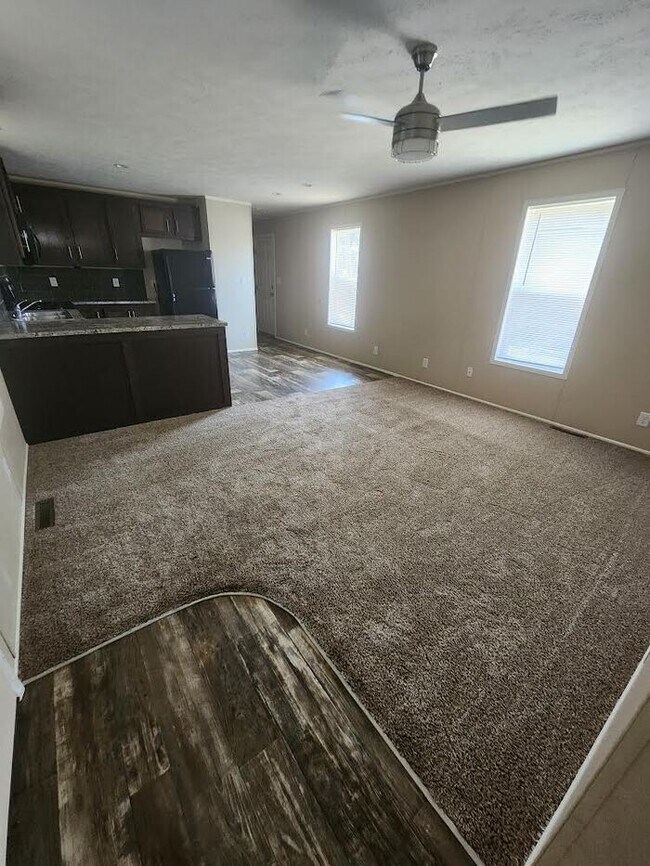 Building Photo - 2 Bedroom/1 Bathroom Mobile Home