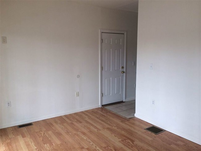 Building Photo - 3 br, 1 bath  - 279 Captain Thomas Blvd Fl 2