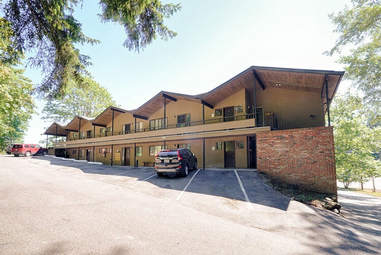 Building Photo - City living with views and walkable access to shops and restaurants!