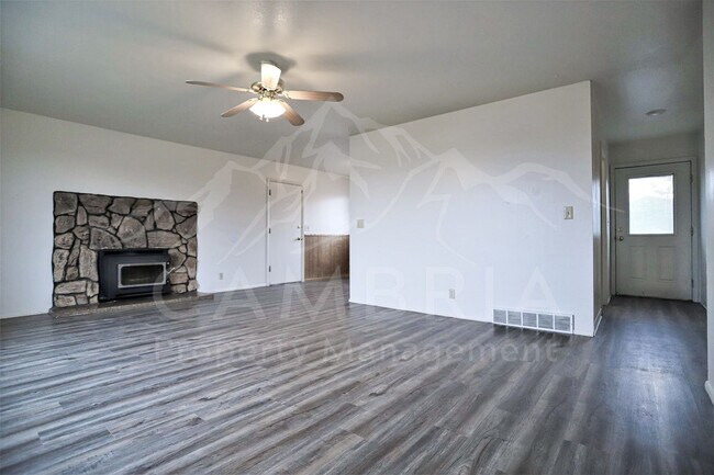 Building Photo - 4-Bedroom Home Available for Rent