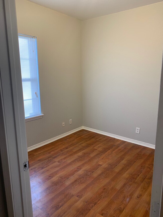 Building Photo - 403 S Xanthus Ave