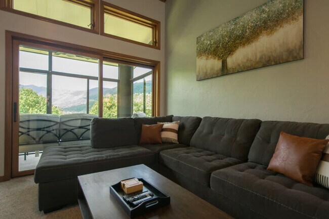 Building Photo - 201 Bluebird Ln