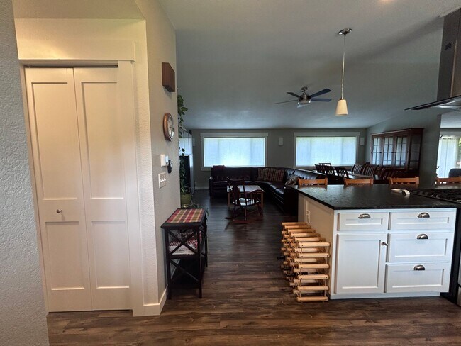 Foto del edificio - 3 Bedroom 2 Bath home in south Bellingham with a 2-car garage