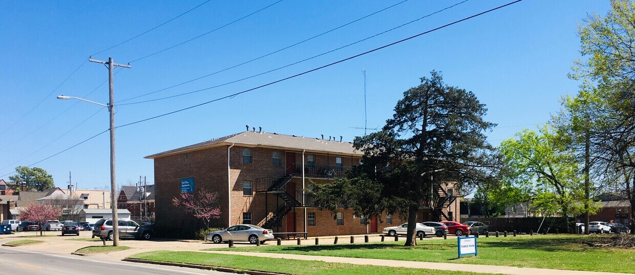 Primary Photo - 1523 W University Ave