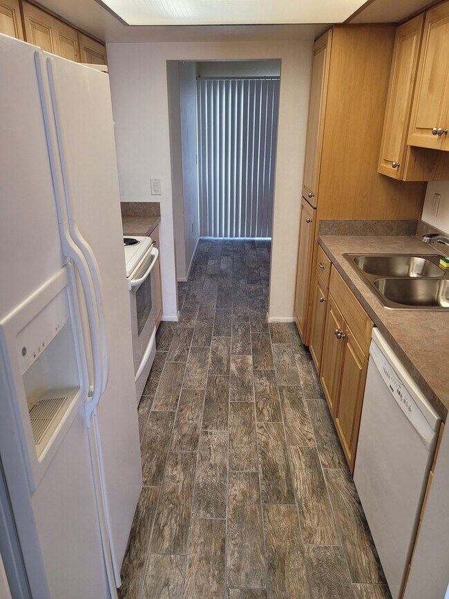 Building Photo - Great North Phoenix 2/2 with all new floor...