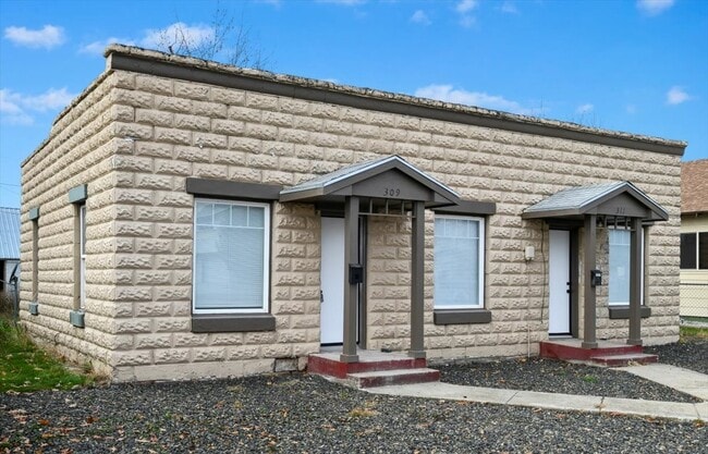 Building Photo - 309 N Commercial Ave