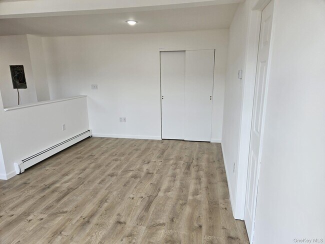 Foto del edificio - 480 Westbury Ave